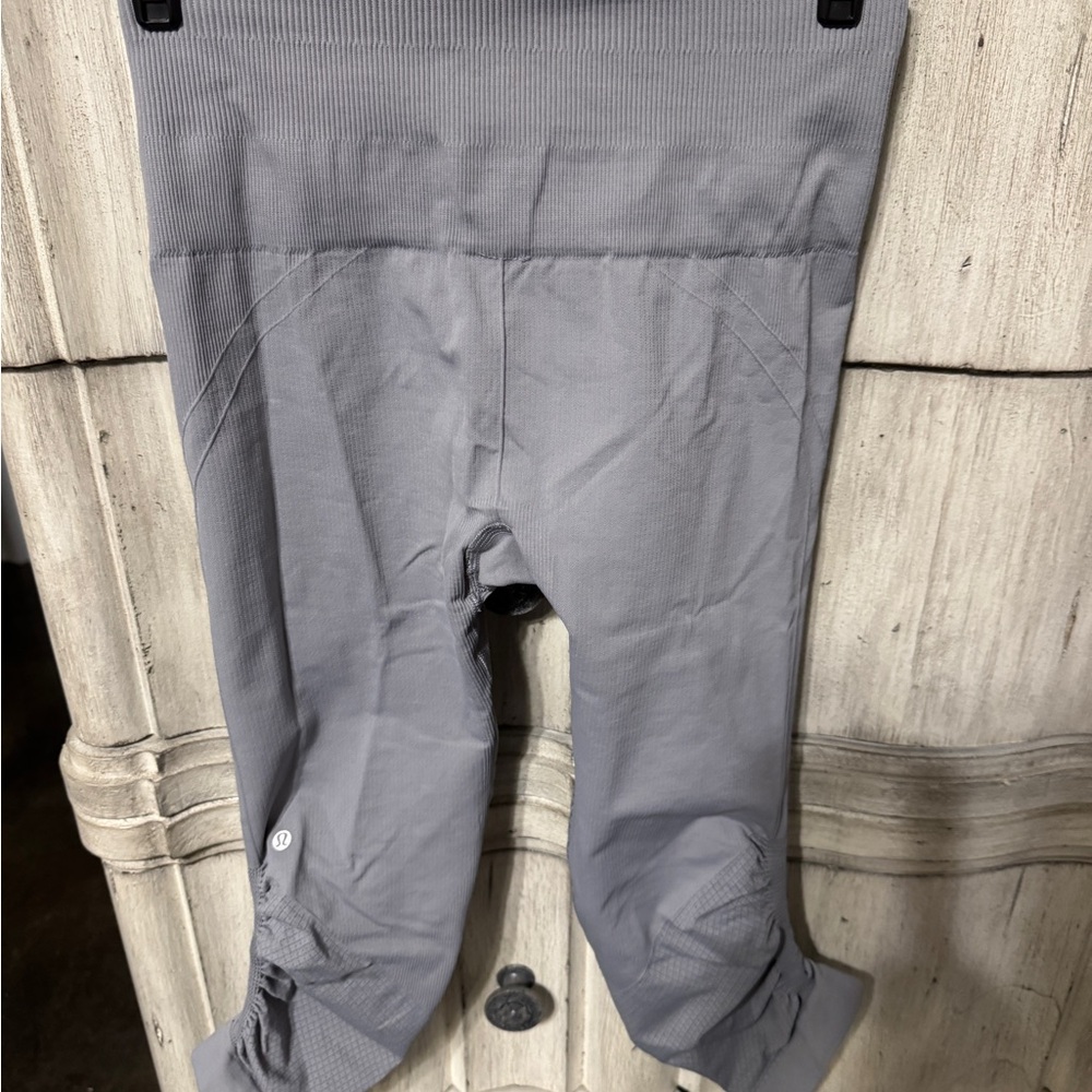 Lululemon in the flow cropped legging size 6